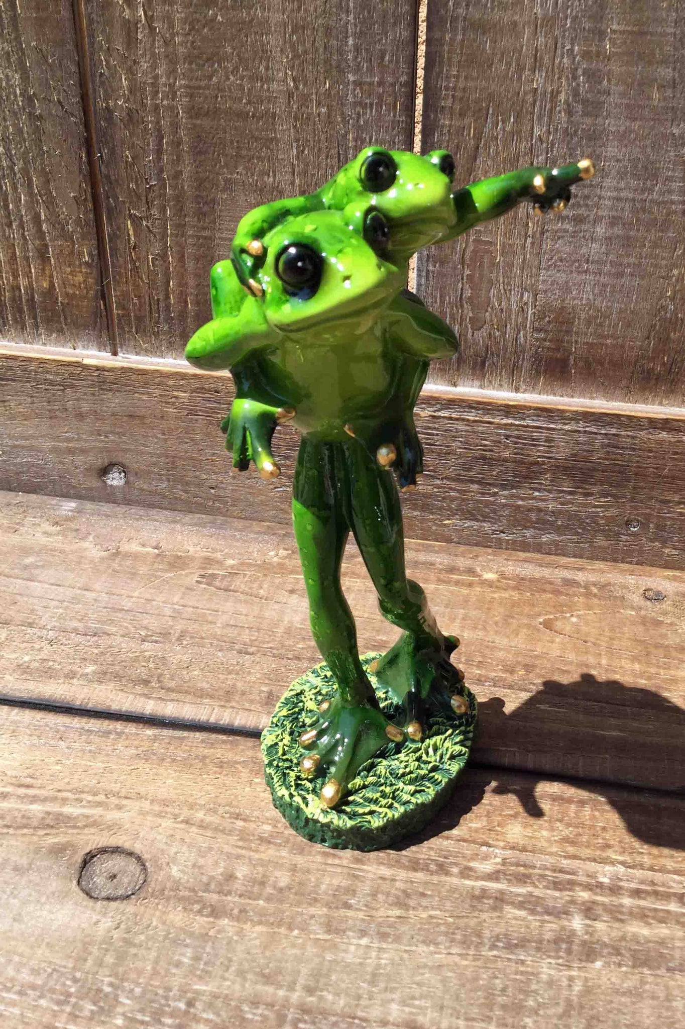Frog with Baby Figurine – Gifts from Neverland